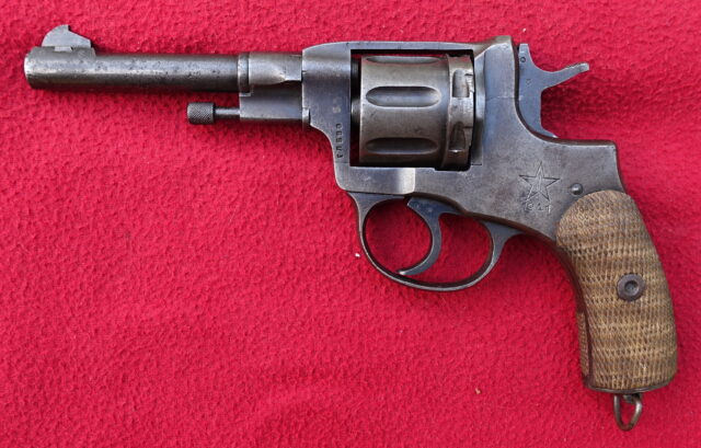 foto Revolver Nagant 1895