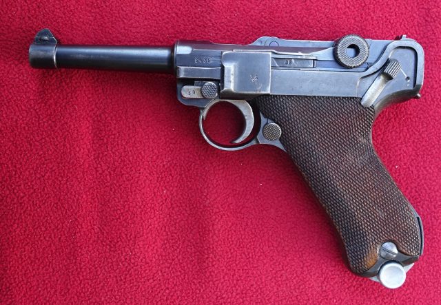 foto Pistole Mauser P.08 z výzbroje policie – REZERVOVÁNO