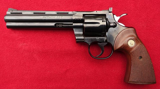 foto Revolver Colt Python – REZERVOVÁNO